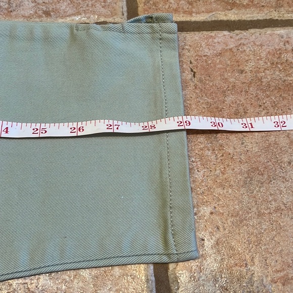 Gloria Vanderbilt Petite Floral Capri.pale sage green in color. - Picture 2 of 7